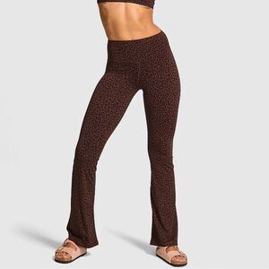 NWOT PINK Victoria's Secret Relay Flare Leggings in Leopard Size Small